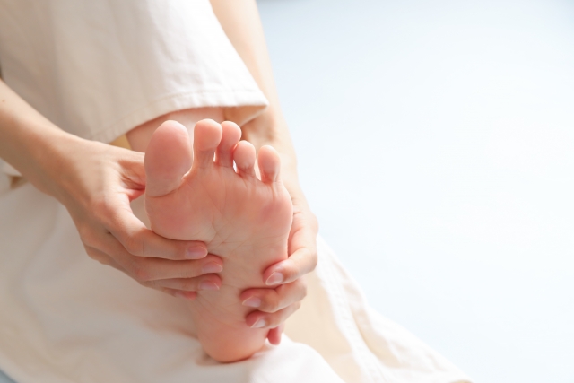 偏平足はなぜ起こる？ 足の変化・ホルモンとの関係と、今日からできるセルフケア